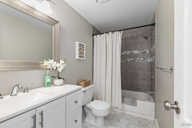 4251 Mayfair Circle, Clay, NY 13090