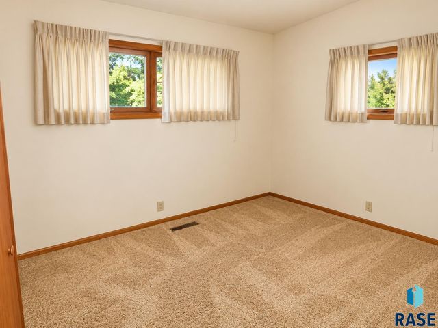 2700 S Jefferson Ave Avenue, Sioux Falls, SD 57105