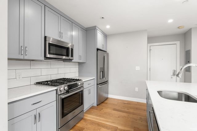 10-16 Everett St 402, Boston, MA 02128