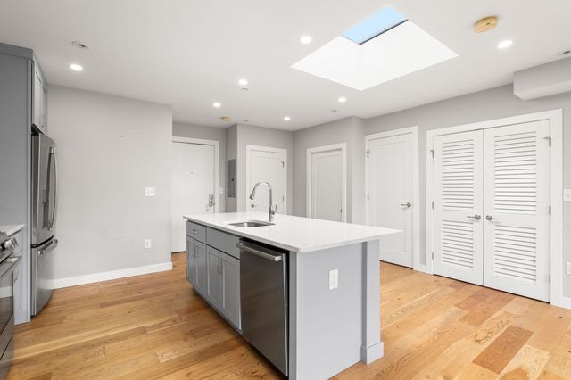 10-16 Everett St 402, Boston, MA 02128