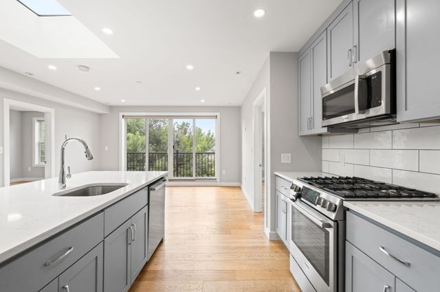 10-16 Everett St 402, Boston, MA 02128