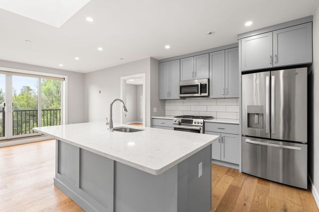 10-16 Everett St 402, Boston, MA 02128