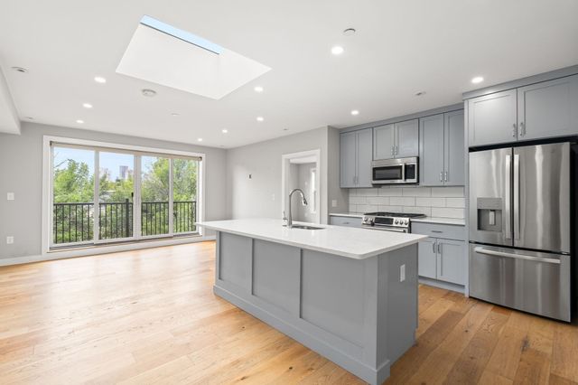 10-16 Everett St 402, Boston, MA 02128