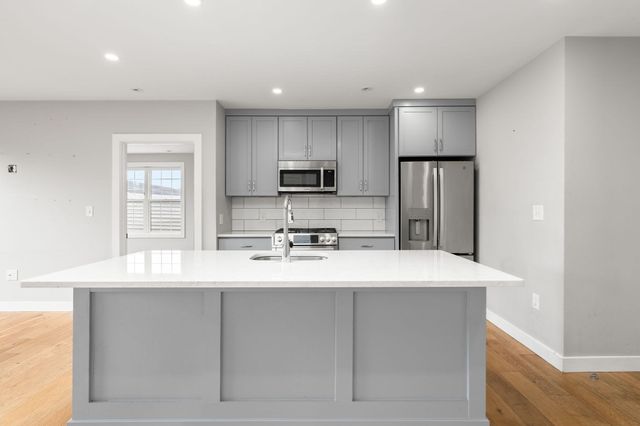 10-16 Everett St 402, Boston, MA 02128