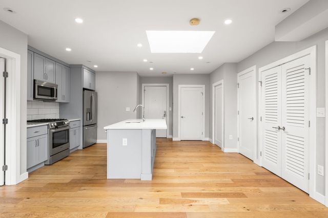 10-16 Everett St 402, Boston, MA 02128