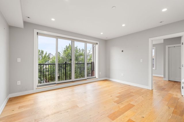 10-16 Everett St 402, Boston, MA 02128