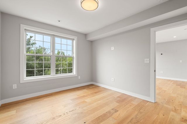 10-16 Everett St 402, Boston, MA 02128