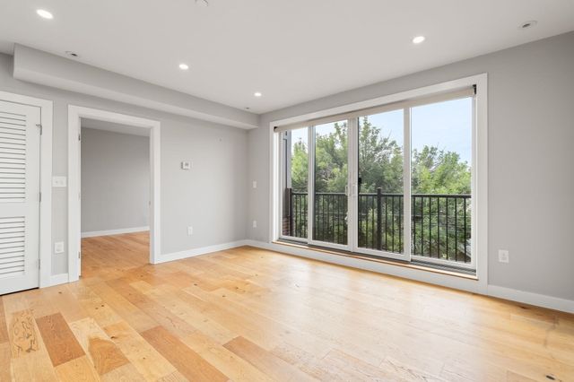 10-16 Everett St 402, Boston, MA 02128