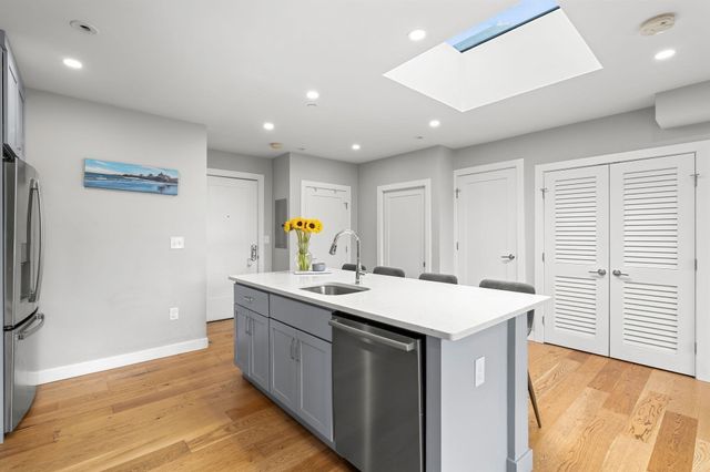 10-16 Everett St 402, Boston, MA 02128