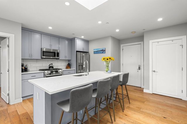 10-16 Everett St 402, Boston, MA 02128