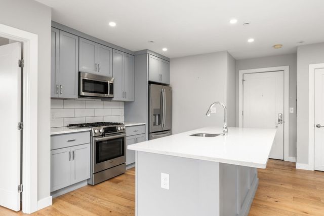 10-16 Everett St 402, Boston, MA 02128