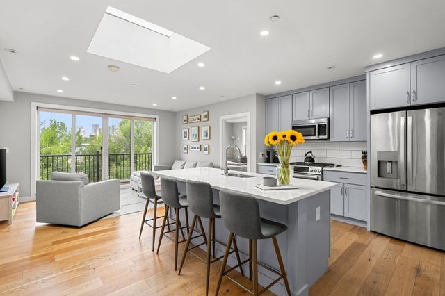 10-16 Everett St 402, Boston, MA 02128