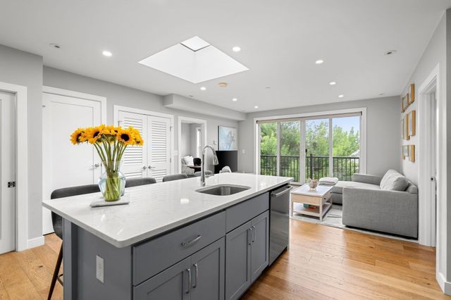 10-16 Everett St 402, Boston, MA 02128