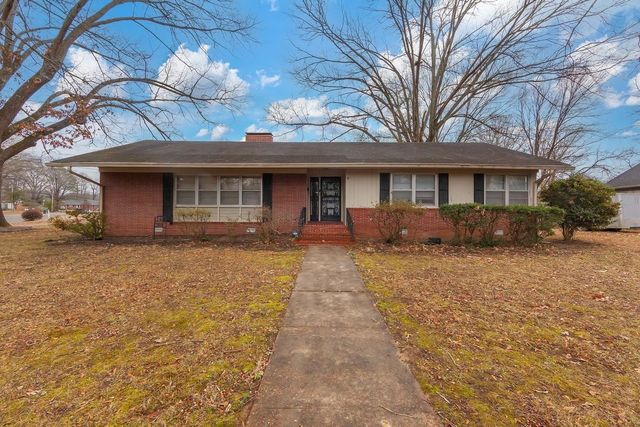 203 S Fairgrounds St, Jackson, TN 38301