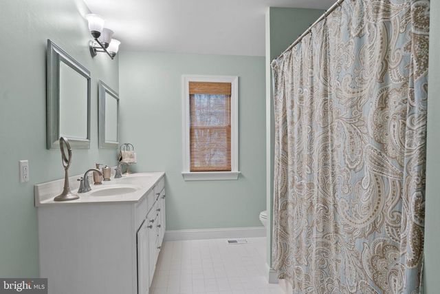 1054 W KING RD, Malvern, PA 19355