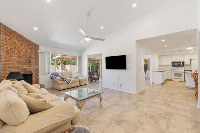 2050 Silver Oak Way, Hemet, CA 92545