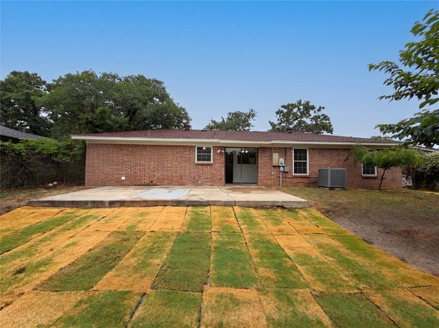 512 Lake Crest Parkway, Azle, TX 76020