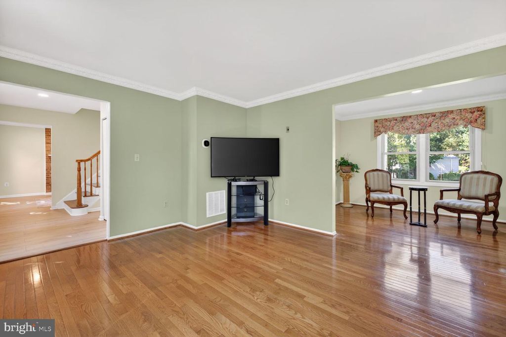Image 10 of property listing at 15108 WINESAP DR, North Potomac, MD 20878
