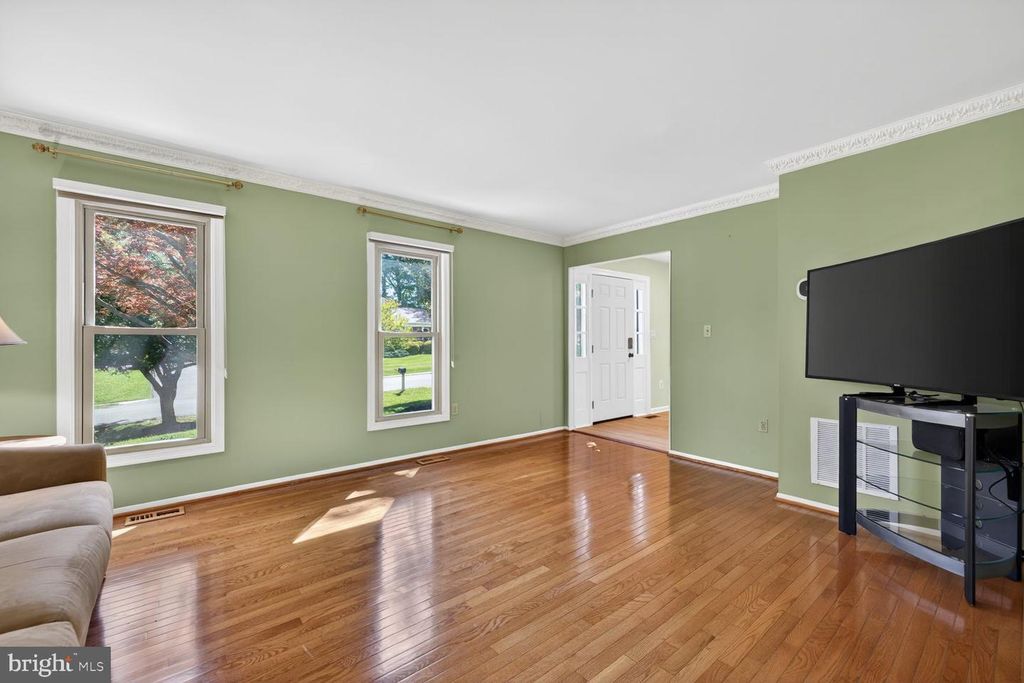 Image 11 of property listing at 15108 WINESAP DR, North Potomac, MD 20878