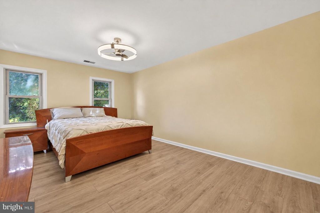 Image 14 of property listing at 15108 WINESAP DR, North Potomac, MD 20878