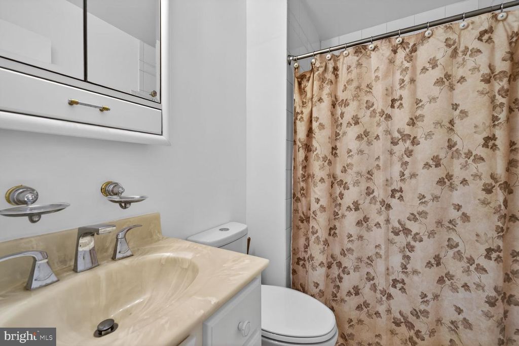 Image 16 of property listing at 15108 WINESAP DR, North Potomac, MD 20878