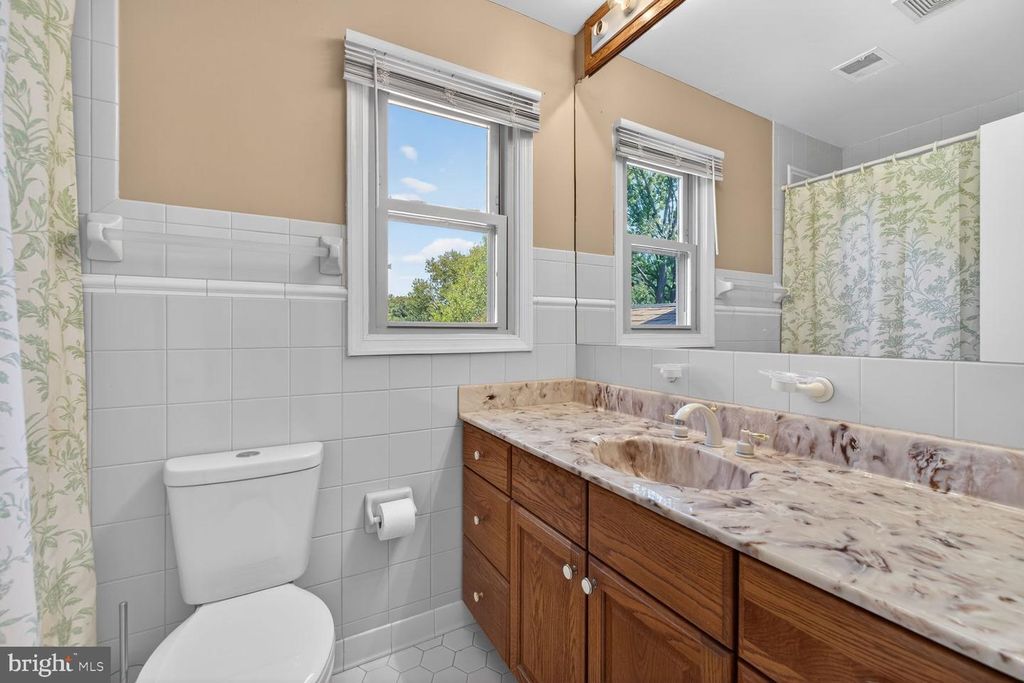 Image 19 of property listing at 15108 WINESAP DR, North Potomac, MD 20878