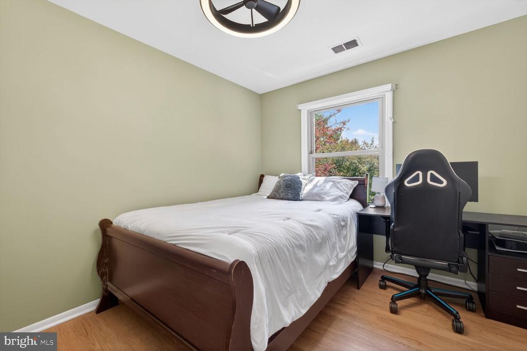 Image 20 of property listing at 15108 WINESAP DR, North Potomac, MD 20878