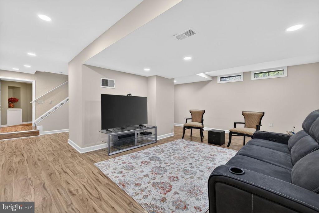 Image 23 of property listing at 15108 WINESAP DR, North Potomac, MD 20878