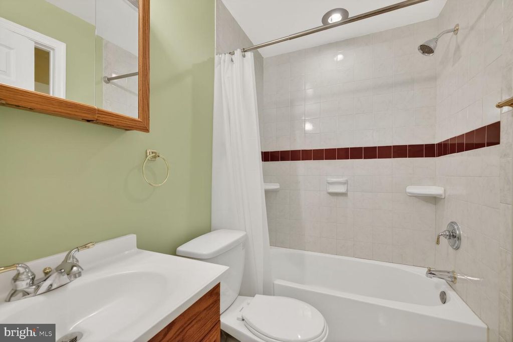 Image 25 of property listing at 15108 WINESAP DR, North Potomac, MD 20878