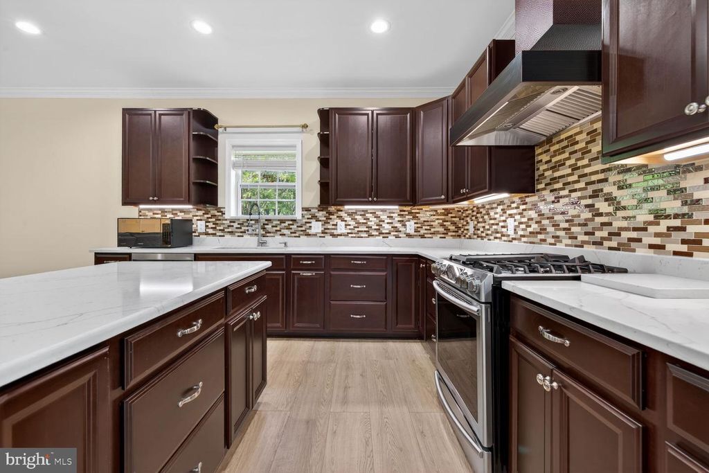 Image 3 of property listing at 15108 WINESAP DR, North Potomac, MD 20878
