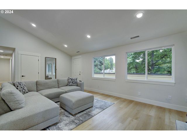 1611 Ne 113TH St, Vancouver, WA 98686