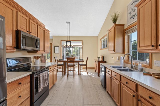 408 Holly Lane N, Oakdale, MN 55128