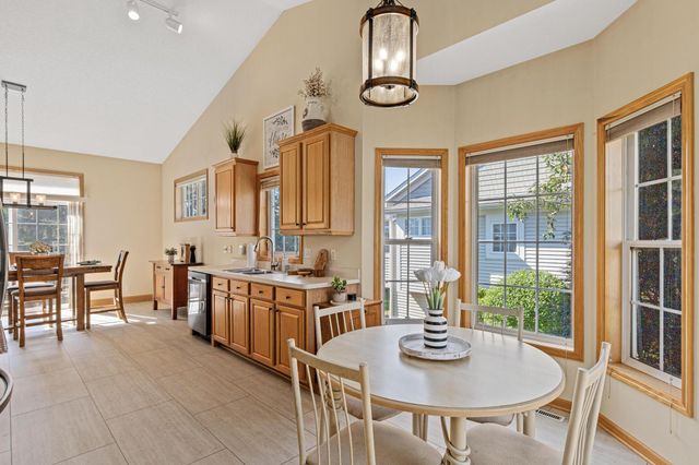 408 Holly Lane N, Oakdale, MN 55128