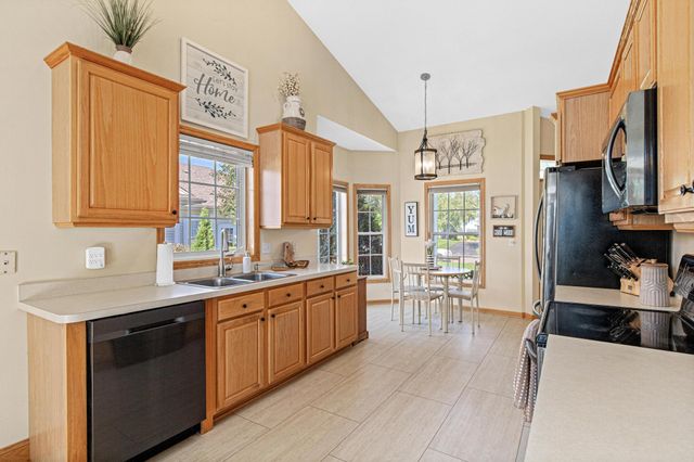 408 Holly Lane N, Oakdale, MN 55128