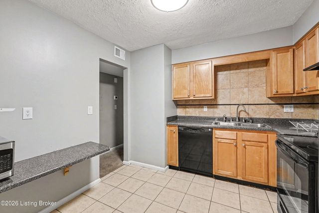 300 La Fontenay Ct, Louisville, KY 40223