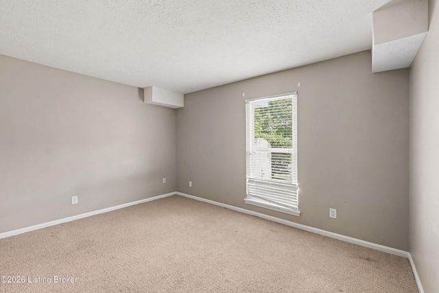 300 La Fontenay Ct, Louisville, KY 40223