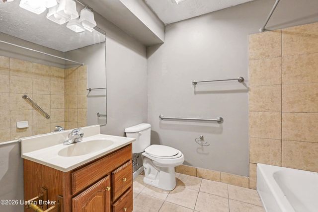 300 La Fontenay Ct, Louisville, KY 40223