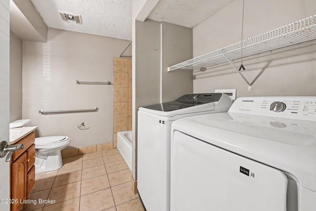 300 La Fontenay Ct, Louisville, KY 40223