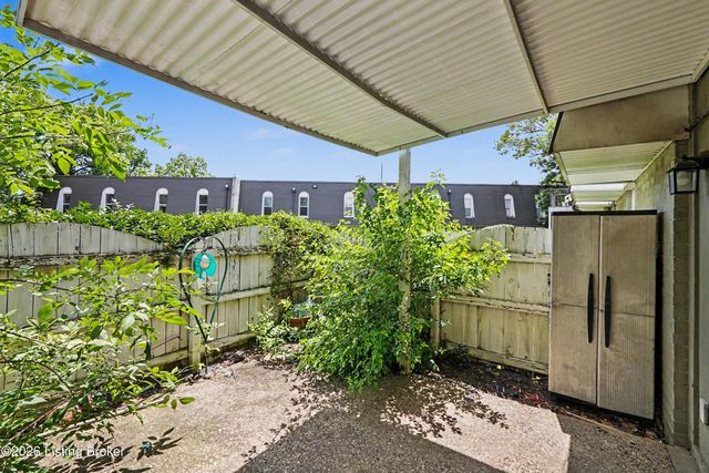 300 La Fontenay Ct, Louisville, KY 40223