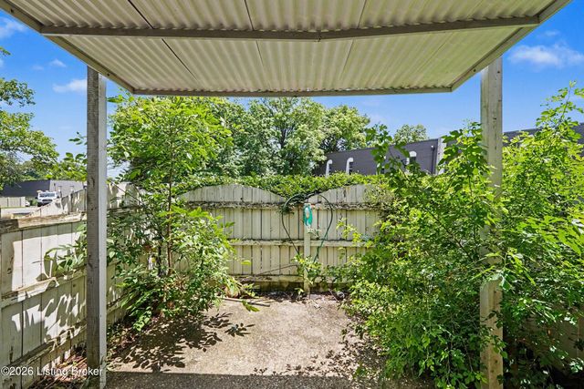 300 La Fontenay Ct, Louisville, KY 40223