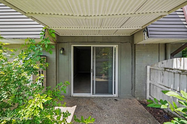 300 La Fontenay Ct, Louisville, KY 40223