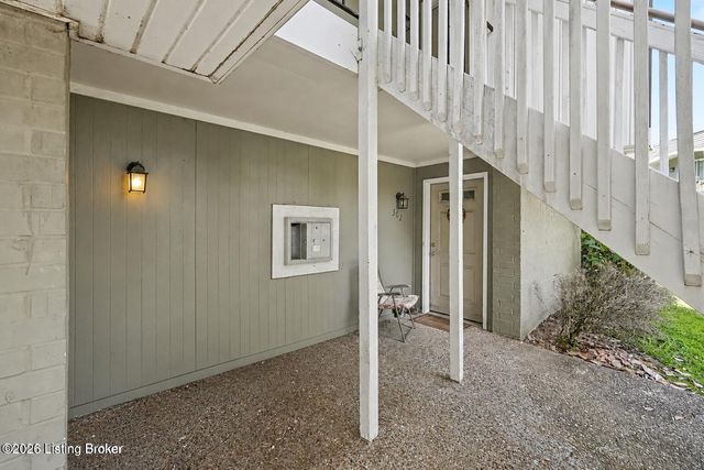 300 La Fontenay Ct, Louisville, KY 40223