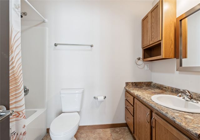 1009 10th Street NW, Cedar Rapids, IA 52405