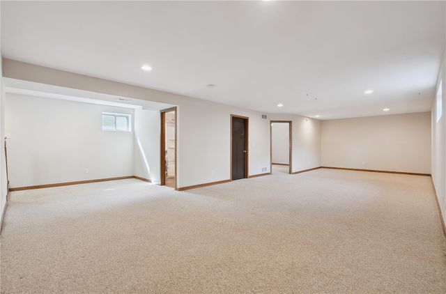 1009 10th Street NW, Cedar Rapids, IA 52405