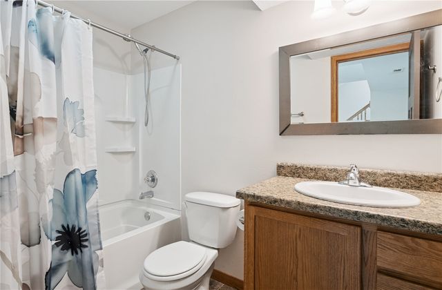 1009 10th Street NW, Cedar Rapids, IA 52405