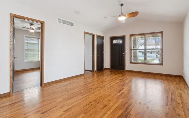 1009 10th Street NW, Cedar Rapids, IA 52405