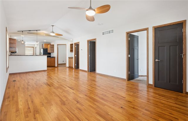 1009 10th Street NW, Cedar Rapids, IA 52405