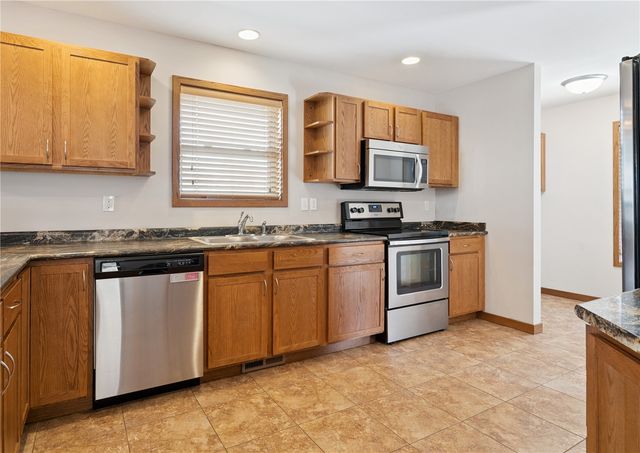 1009 10th Street NW, Cedar Rapids, IA 52405