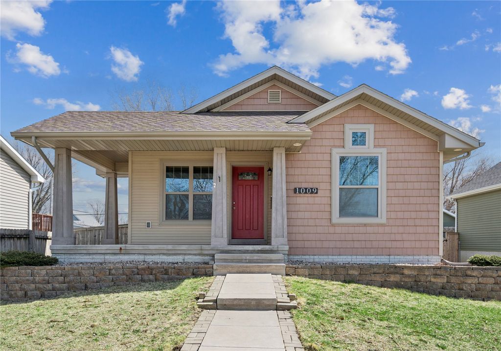 1009 10th Street NW, Cedar Rapids, IA 52405