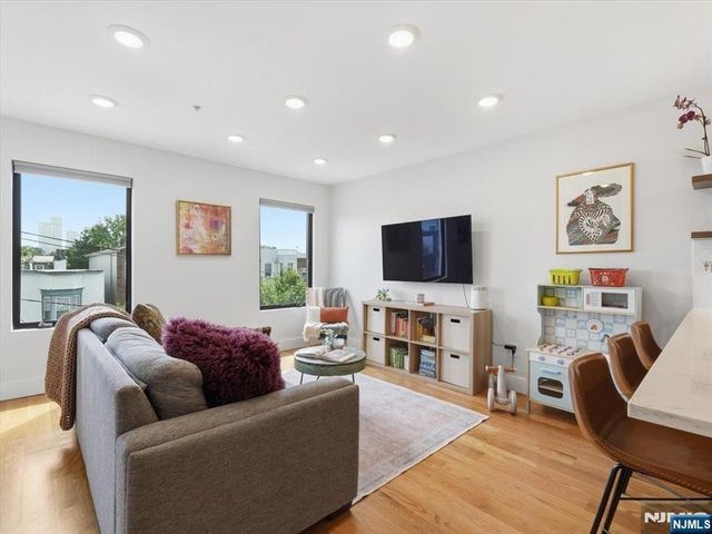 22 Lincoln Street 3, Jersey City, NJ 07307